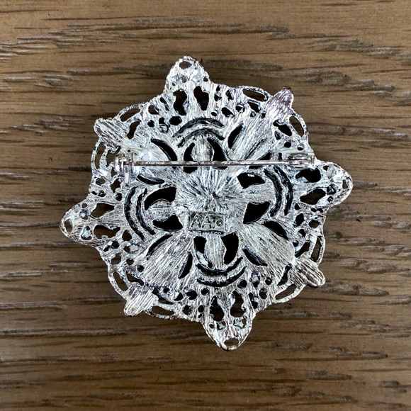 Beautiful Brooch - Picture 3 of 4